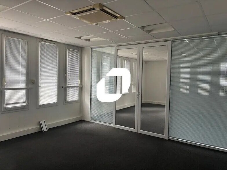 Office in Bordeaux for lease - Building Photo - Image 1 of 8