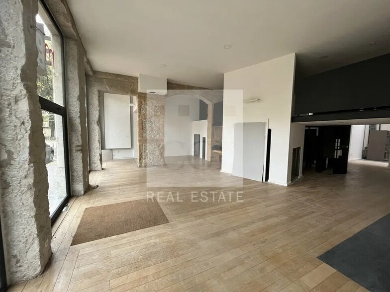 Retail in Lyon for lease - Interior Photo - Image 1 of 8
