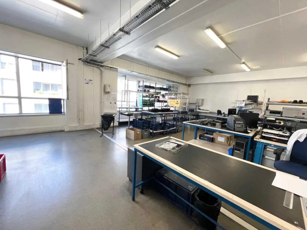 Flex in Paris for lease Interior Photo- Image 1 of 5