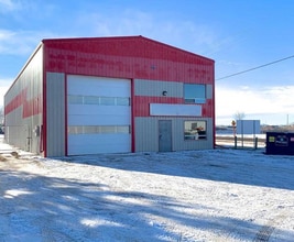 3-5 Van Der Horn Way, Red Deer County, AB à vendre Photo du bâtiment- Image 1 de 7