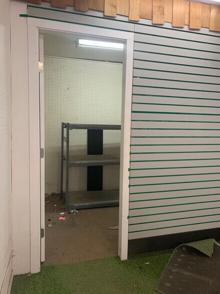 1485 Clyde Ave, West Vancouver, BC à louer - Photo du bâtiment - Image 2 de 12