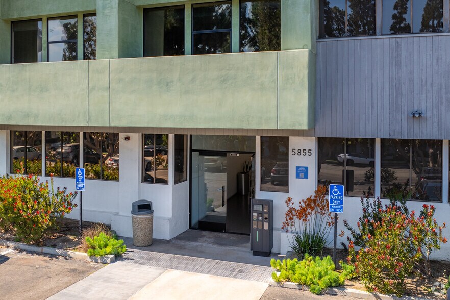 5839-5855 Green Valley Cir, Culver City, CA à louer - Photo du bâtiment - Image 3 de 12