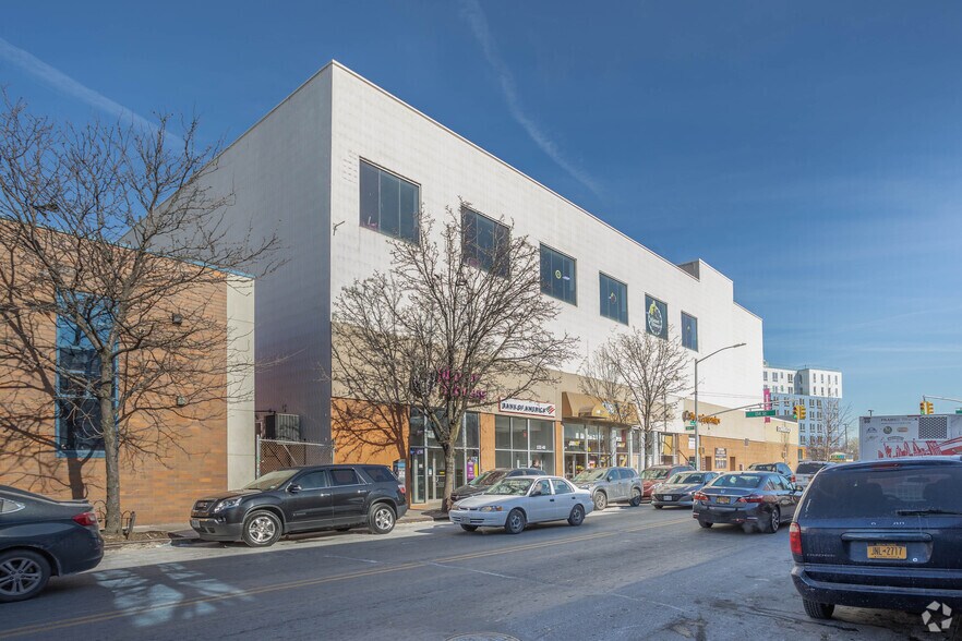 132-40 Metropolitan Ave, Jamaica, NY à louer - Photo du bâtiment - Image 3 de 21