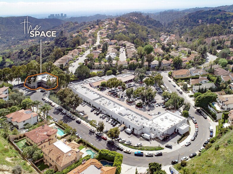 2980 N Beverly Glen Cir, Los Angeles, CA à louer - Photo du bâtiment - Image 2 de 9