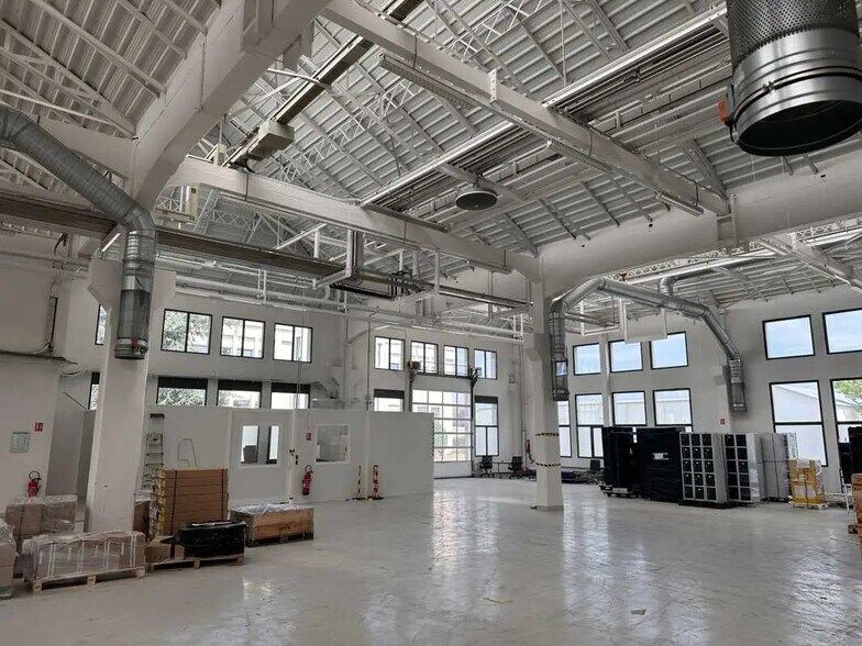 Office in Vénissieux for lease - Building Photo - Image 1 of 15