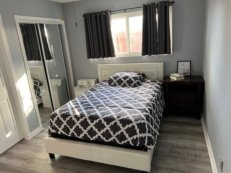 12701 Darla Ave, Granada Hills, CA à vendre - Photo du bâtiment - Image 3 de 31