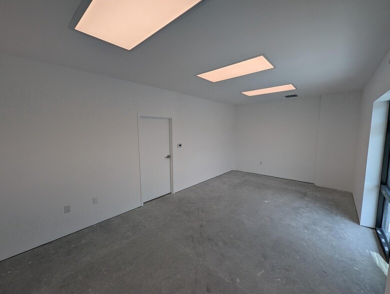 690 4th Pl, Vero Beach, FL for lease - Building Photo - Image 3 of 14