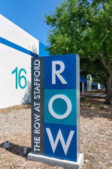 3750-3776 Greenbriar Dr, Stafford, TX à louer - Photo du bâtiment - Image 2 de 8