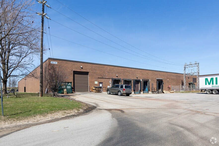 385-387 Carlingview Dr, Toronto, ON à louer - Photo du bâtiment - Image 3 de 9