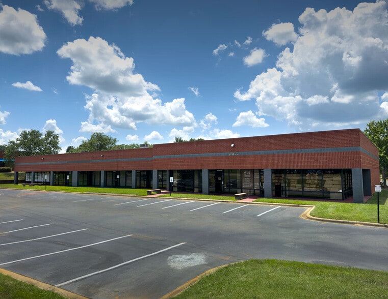 10800 Independence Pointe Pky, Matthews, NC à louer - Photo du bâtiment - Image 1 de 4