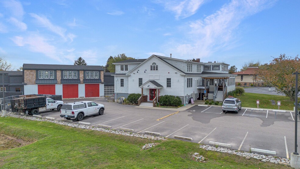 499 E Main Rd, Middletown, RI for sale - Building Photo - Image 1 of 9