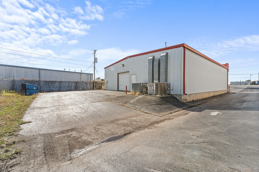 2103 S Thompson St, Springdale, AR à vendre - Photo du bâtiment - Image 3 de 49