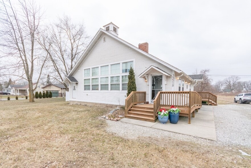33494-33518 Jefferson Ave, Brownstown, MI à vendre - Photo du bâtiment - Image 1 de 13