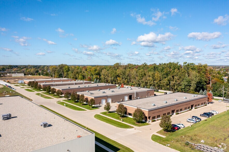 16145-16185 Leone Dr, Macomb Township, MI à louer - Aérien - Image 2 de 7