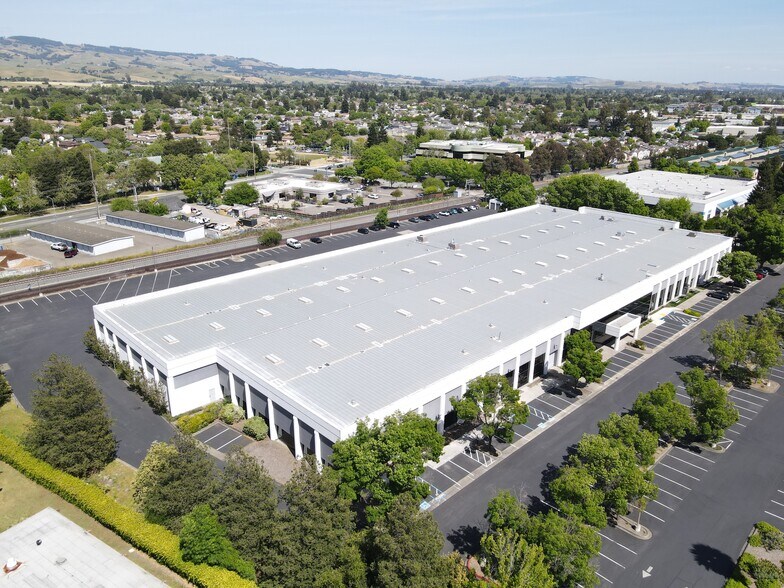755 Southpoint Blvd, Petaluma, CA à louer - Photo du bâtiment - Image 2 de 4
