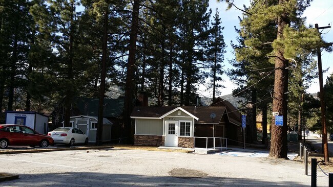 Plus de détails pour 401 W Big Bear Blvd, Big Bear City, CA - Commerce de détail à louer