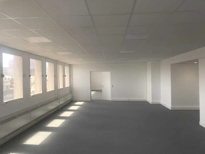 Flex in Paris for lease - Interior Photo - Image 3 of 5