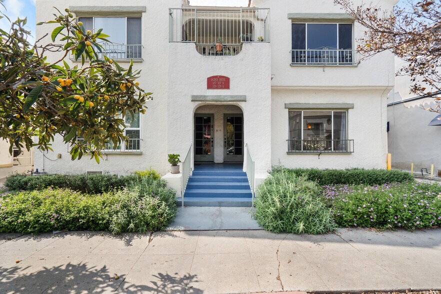 327 N Ogden Dr, Los Angeles, CA à vendre - Photo du bâtiment - Image 2 de 36