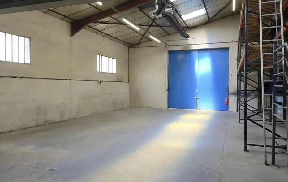 Bureau dans Bourgoin-Jallieu à louer - Photo du bâtiment - Image 2 de 9