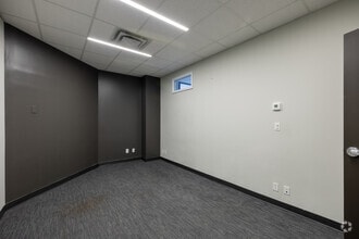 1121 Centre St NW, Calgary, AB à louer Photo intérieure- Image 2 de 6