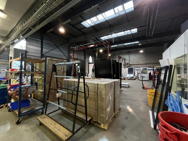 Industrial in Élancourt for lease - Interior Photo - Image 2 of 24