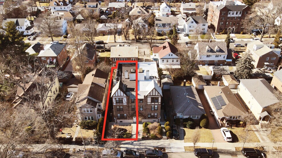 3560 164th St, Flushing, NY à vendre - Photo du bâtiment - Image 2 de 3