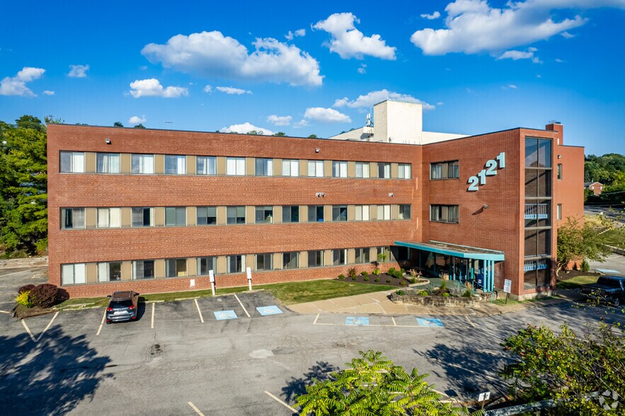 2121 Noblestown Rd, Pittsburgh, PA à louer - Photo du bâtiment - Image 2 de 13