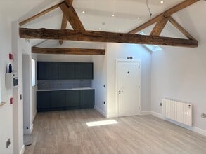 Lavells Ln, Silchester for lease Interior Photo- Image 2 of 2