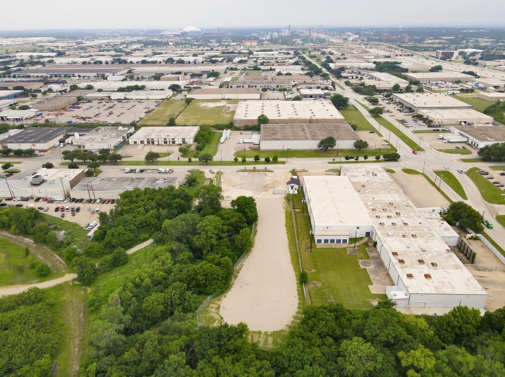 820 N Great Southwest Pky, Arlington, TX à louer Photo du bâtiment- Image 1 de 12