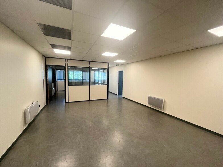 Office in Le Havre for lease - Interior Photo - Image 3 of 5