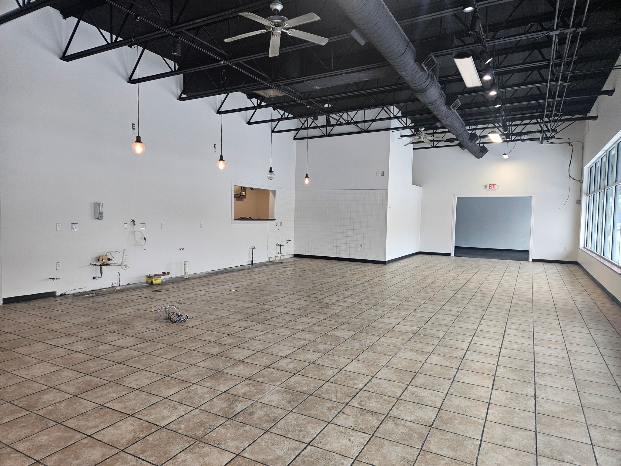 100 S Michigan Ave, Saginaw, MI à louer Photo intérieure- Image 1 de 8