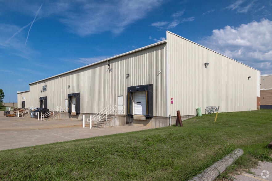 9809 E Orme St, Wichita, KS for lease - Building Photo - Image 2 of 7