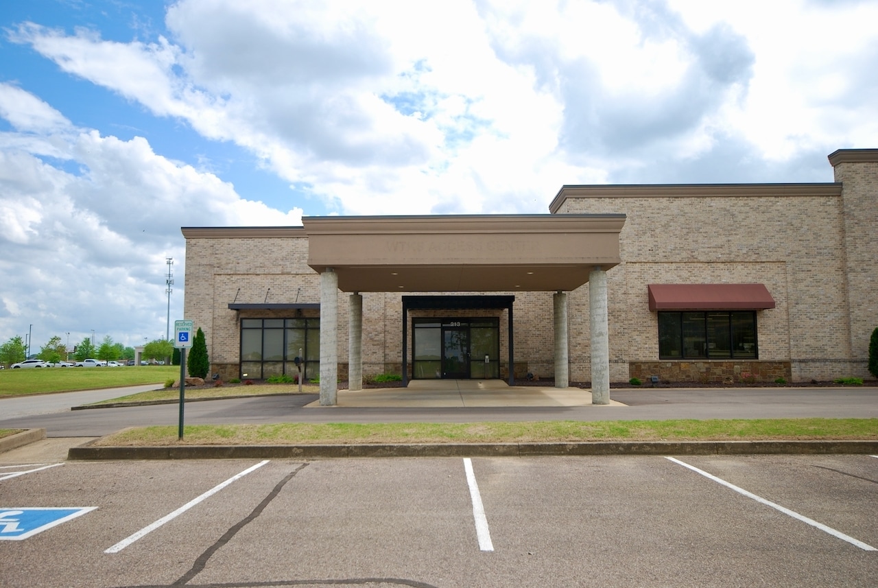 213-221 Sterling Farm Dr, Jackson, TN for lease Building Photo- Image 1 of 32