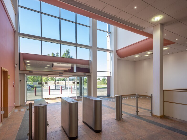 14 Woodhall, Holytown for lease - Interior Photo - Image 2 of 8