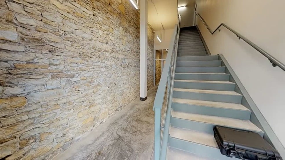 720 S Kansas Ave, Topeka, KS à louer - Vidéo sur l’inscription commerciale - Image 2 de 8