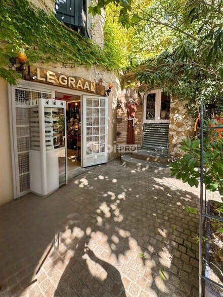 Retail in Le Castellet for lease - Building Photo - Image 1 of 6