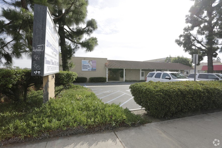 17900 Brookhurst St, Fountain Valley, CA for sale - Building Photo - Image 2 of 4