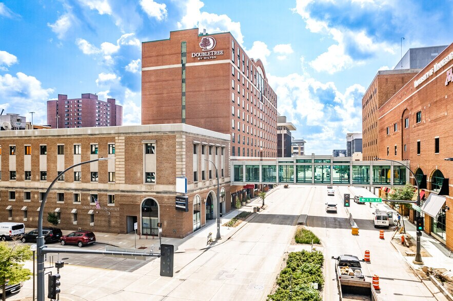 102 S Broadway, Rochester, MN à louer - Photo du bâtiment - Image 2 de 20