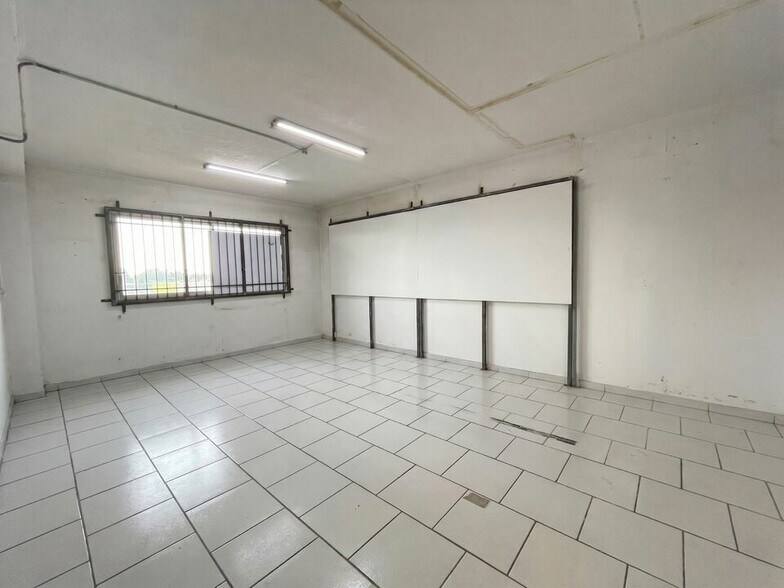 Retail in Antibes for sale - Interior Photo - Image 3 of 4