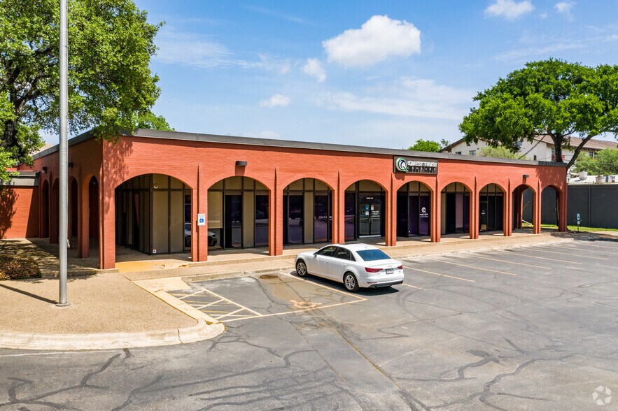 100 E Anderson Ln, Austin, TX à louer - Photo du bâtiment - Image 2 de 10