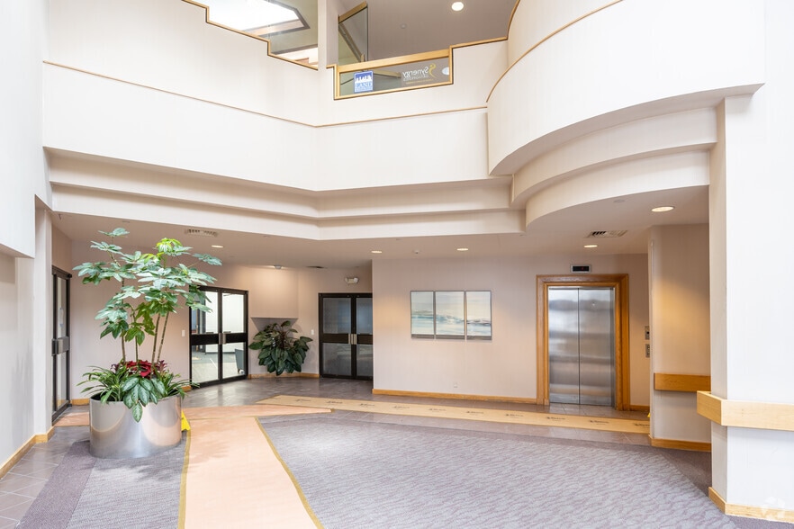 920 Germantown Pike, Plymouth Meeting, PA for lease - Lobby - Image 2 of 13