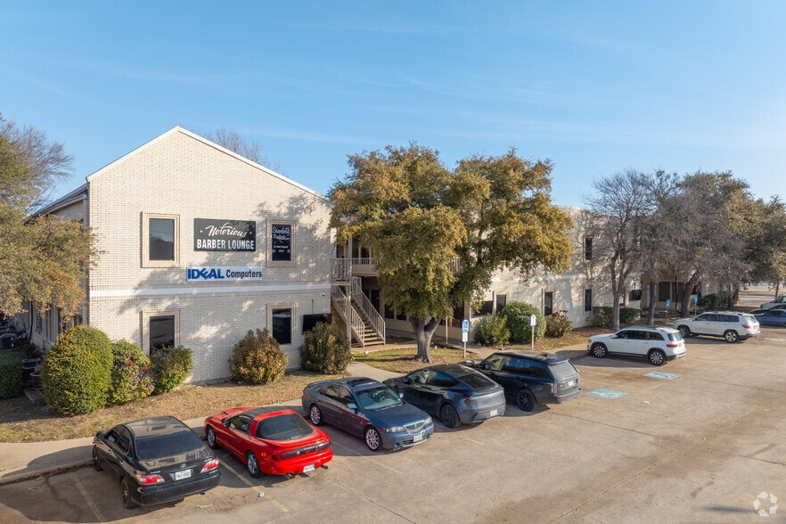 2304 Oak Ln, Grand Prairie, TX for sale - Primary Photo - Image 1 of 1