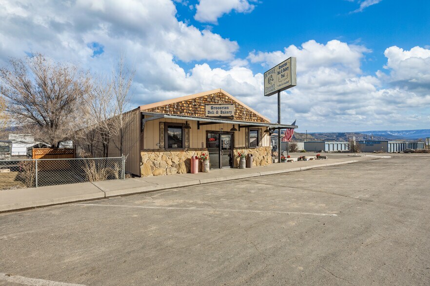 320 Minter Ave, De Beque, CO à vendre - Photo du bâtiment - Image 2 de 19