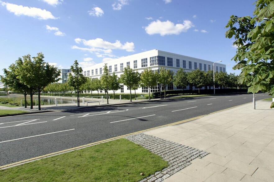 1 Lochside Av, Edinburgh à louer - Photo du bâtiment - Image 2 de 18