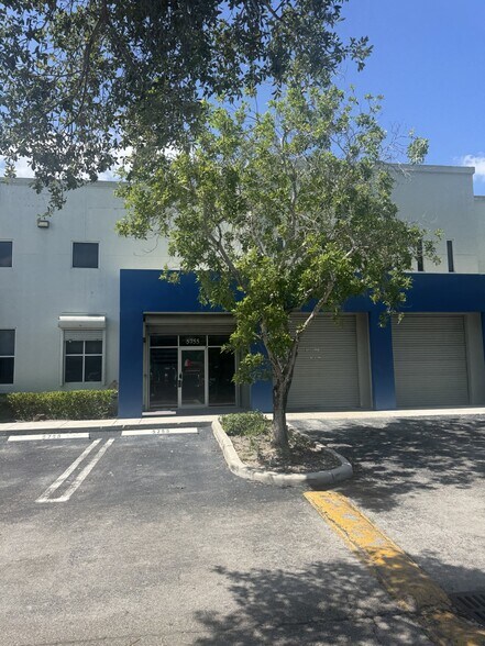 5745-5759 NW 151st St, Miami Lakes, FL à louer - Photo du bâtiment - Image 2 de 19