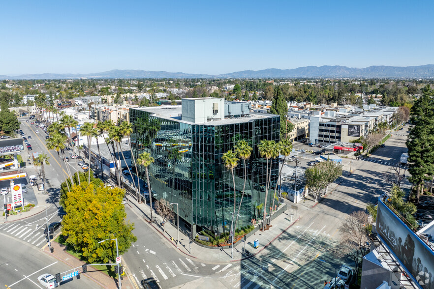 12001 Ventura Pl, Studio City, CA à louer - Photo du bâtiment - Image 3 de 8