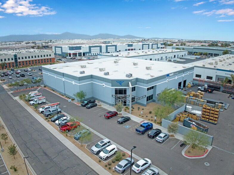 4587 W McDowell Rd, Phoenix, AZ à louer - Photo du bâtiment - Image 1 de 8