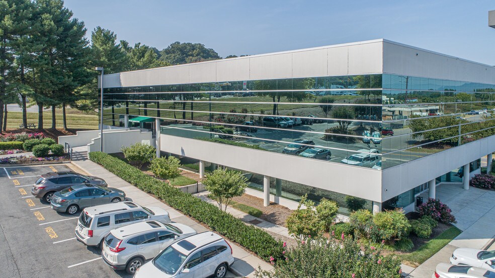 5115 Bernard Dr SW, Roanoke, VA à louer - Photo du bâtiment - Image 2 de 4