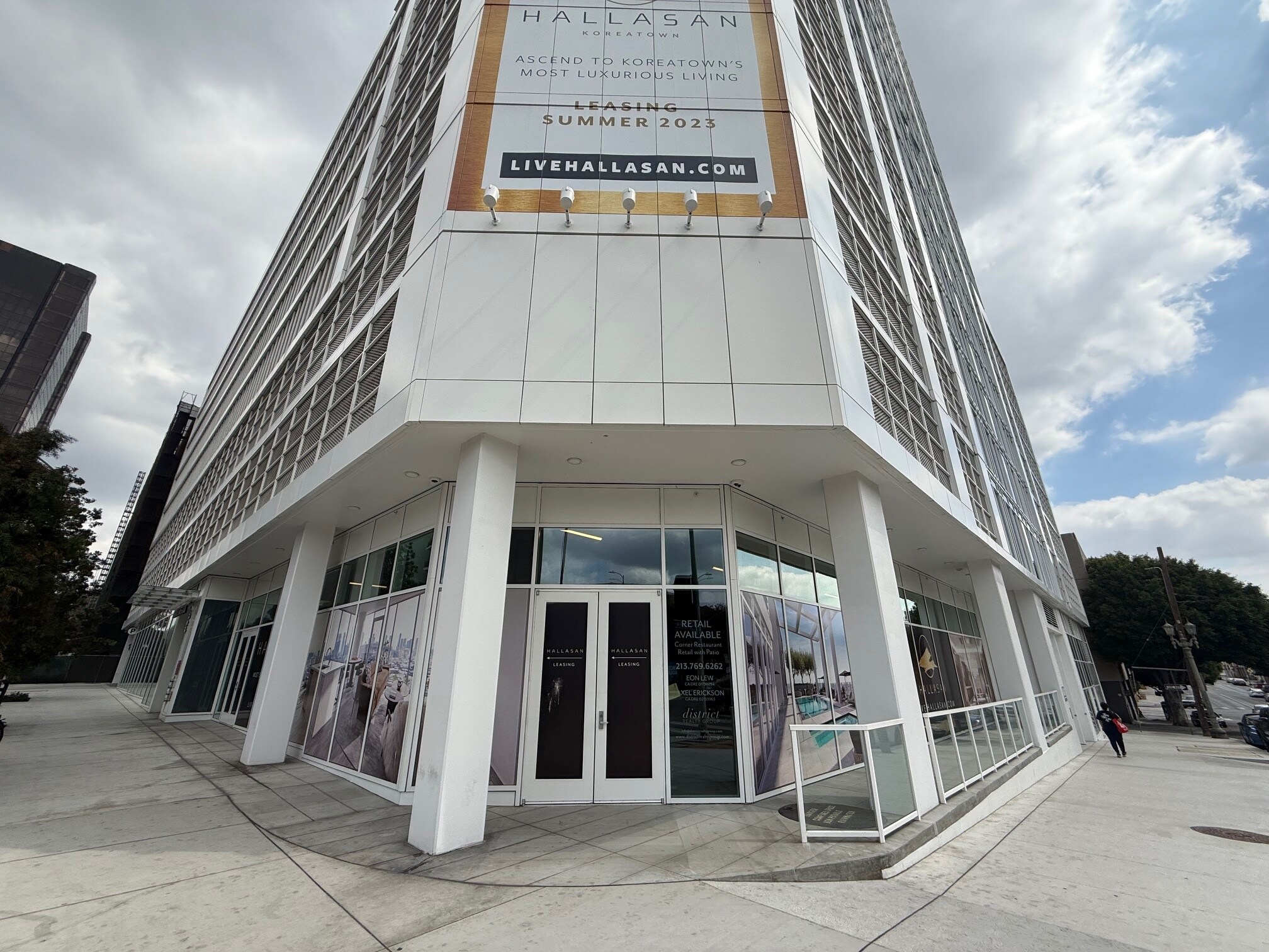 696 S New Hampshire Ave, Los Angeles, CA for lease Building Photo- Image 1 of 12