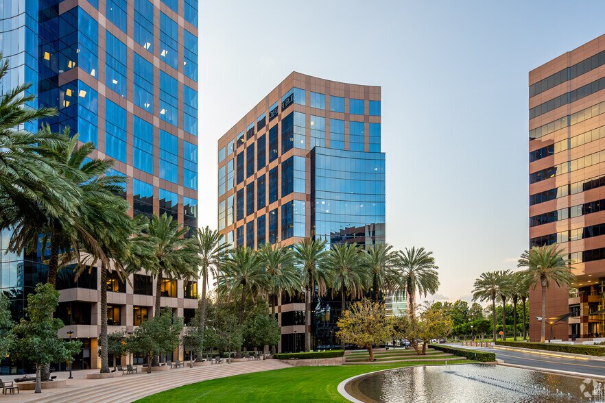 2020 Main St, Irvine, CA à louer - Photo du bâtiment - Image 1 de 4